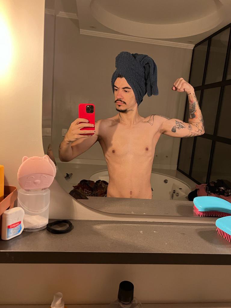 ZeroBadass's tweet photo. completei 1 ano treinando, 24 quilos mais pesado e agora vou pro meu primeiro cutting

felizao que essa coisa de academia mudou minha vida https://t.co/VCXTJxHa9b