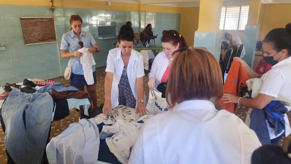 MMarreroCruz's tweet photo. Como parte de las actividades por el #DíaInternacionalDelEstudiante, jóvenes de la facultad de Ciencias Médicas de #Mayabeque entregaron valijas a los hogares de ancianos de San José y Güines; gesto humano, solidario y de profundo amor.
#CubaPorLaVida 🇨🇺 https://t.co/pDVtWZWVqc