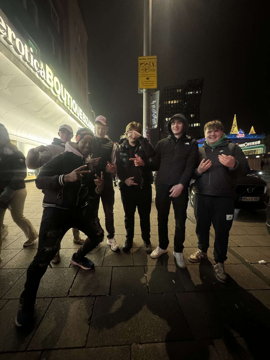Chris_LNTZ's tweet photo. Quick link up mit homie https://t.co/925vwwF9f9