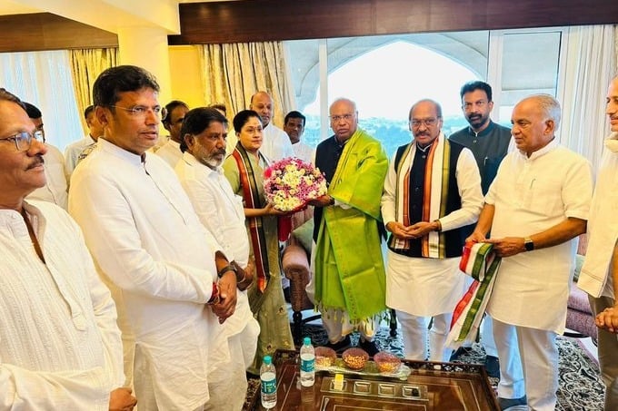 #TelanganaAssemblyElections2023

#BREAKING: VIJAYASHANTI STRIKES BACK; KEY RESPONSIBILITY FROM CONG HIGHCOMMAND.!

📌BJP QUIT CONG Joined #Vijayashanti has been Appointed as Chief Coordinator and Convener of the Planning and Campaign Committee.

📌15 Seniors has been appointed as…