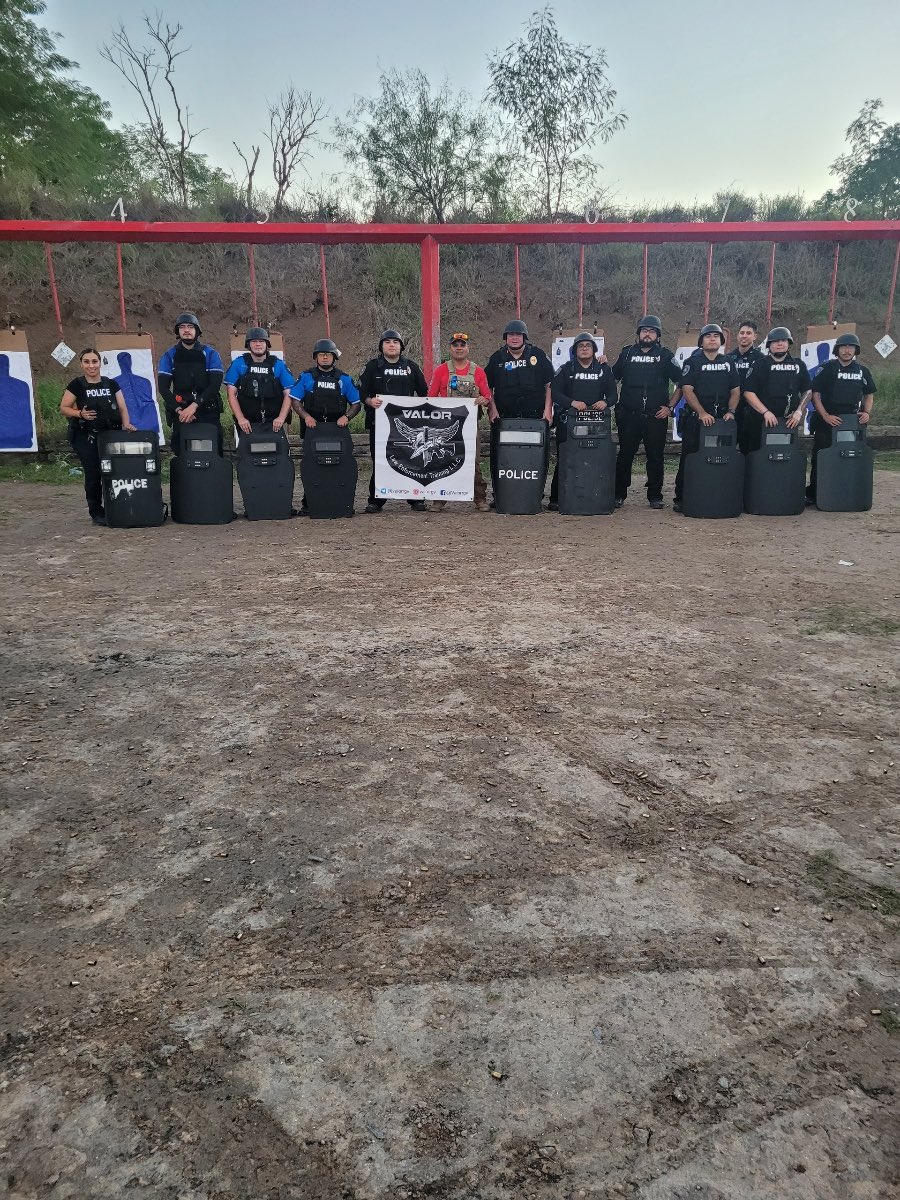 valorrgv's tweet photo. Valor Ballistic Shield Course. Great to see officers and supervisors from Palmhurst PD, Alton PD and Donna Pd put in the work in this specialized course. Use of Special tools &amp; tactics in response to active shooter events, HRW &amp; high risk stops. https://t.co/eXuArXwYKE https://t.co/dfAns4TwNR
