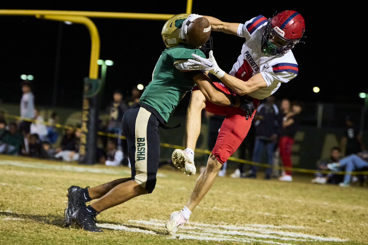 .@bashagridiron v @alaqcfootball tonight for @azc_preps. Current score is 31-14 Basha.