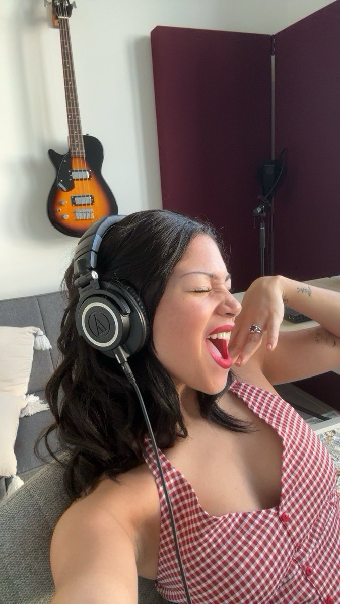 patyb_'s tweet photo. AJAAA hoy fue un buen día porque estuve en el estudio grabando cosillassssss para el año que viene 🤫 https://t.co/JEK3pkDMyY