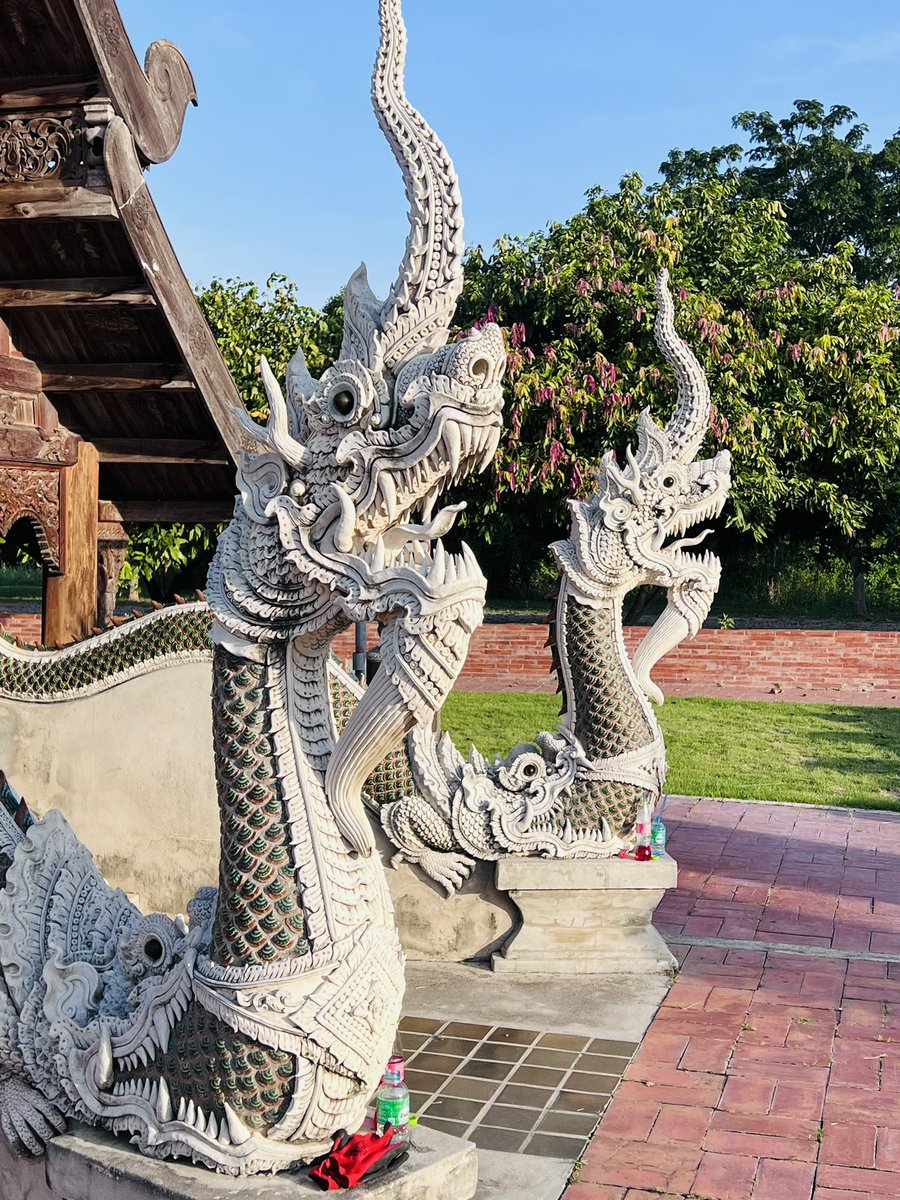 「チャアムにある北タイ風のかわいらしいお堂の寺院。木造のご本尊が素朴でいい感じ」|たーれっくのイラスト