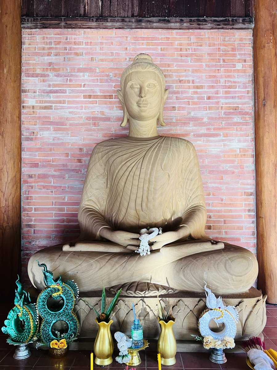 「チャアムにある北タイ風のかわいらしいお堂の寺院。木造のご本尊が素朴でいい感じ」|たーれっくのイラスト