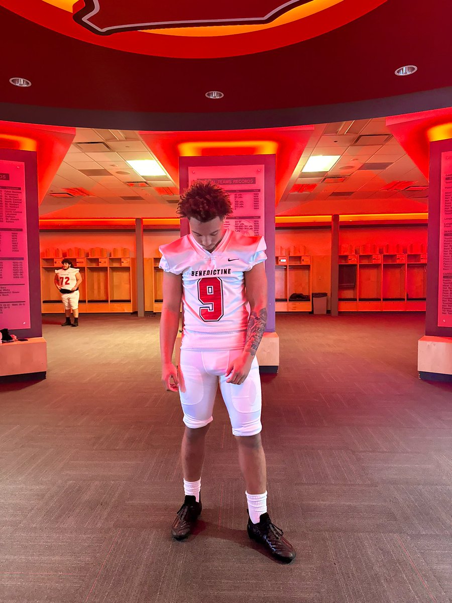 jalenmiller04's tweet photo. I appreciate you coach for having me out loved every part of the campus and tour. @Coach_Schroeder @BenUFootball @CoachBigPete @LarkinRoyals1 https://t.co/mjvRaI3Y1j
