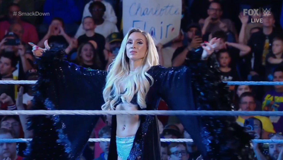dqrkholds's tweet photo. she's soooo 😍 #SmackDown https://t.co/1pmG4zMjGr