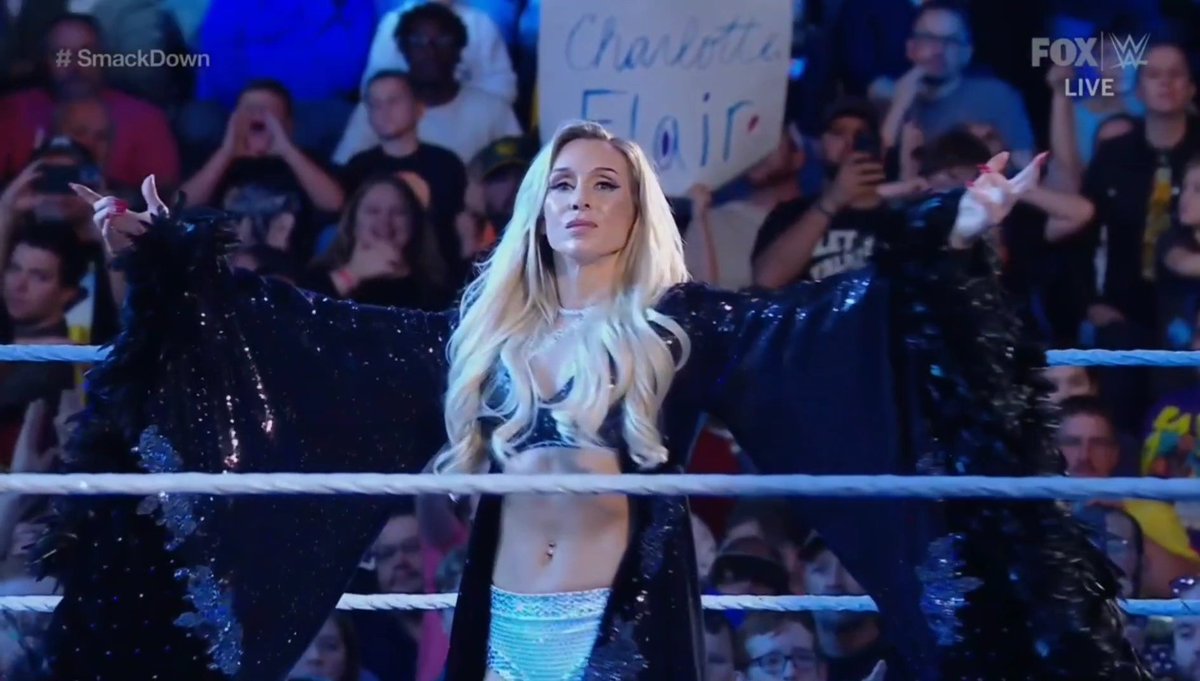 dqrkholds's tweet photo. she's soooo 😍 #SmackDown https://t.co/1pmG4zMjGr