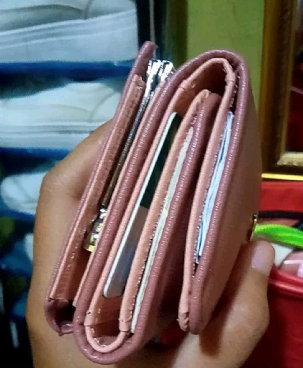 HansyahOny's tweet photo. @OOTDFESS Ini nderr dompet gegara liat di tiktok trus cari di 🍊 , suka karena warnanya soft cakep muat banyak kartu dan yg penting harganya murcee cuman 30rb aja tapi dah dapat dompet sebagus ini 😭 so kalau tertarik &amp; mau samaan atau cari warna lain sekalian aku spill olshopnya di QRT ya https://t.co/AQRFJyH23s