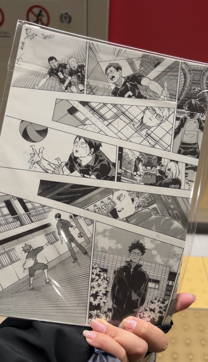 ไปซื้อสำเนาต้นฉบับมังงะไฮคิวมา😭บังเอิญเจอบูธมาขายพอดี มีของหลายเรื่องเลยๆ แต่ไม่มีโจโจ้😢🥹  อันนี้เป็นขนาดมินินะ ของจริงจะใหญ่กว่านี้ซึ่งเราแบกกลับหอไม่ไหวกลัวยับ555555 เลอค่ามากกกแงงง