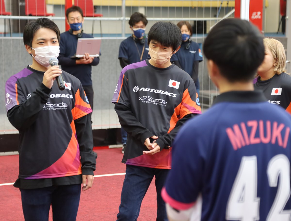 ab_drone's tweet photo. 情報科学高校ドローンサッカー部を引退してオートバックスセブンWORKSチーム入りした前キャプテン・山口選手と現キャプテン・首藤。試合前から闘志バチバチ？！
#ドローンサッカー #日本ドローンサッカー連盟 #dronesoccer https://t.co/s4p8InXa2W