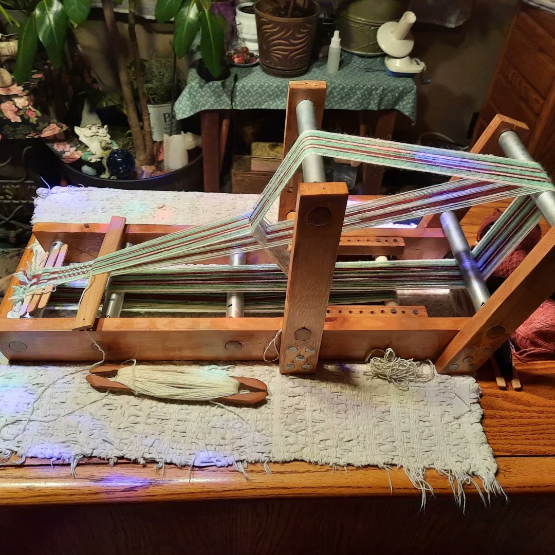TaenneLeighD's tweet photo. I re-warped the inkle loom for its full length (6-1/2 feet). I told hubby I wasn't going to start weaving til tomorrow... I couldn't resist!! #inkleloom #bandweaving https://t.co/OahtJkRGSj