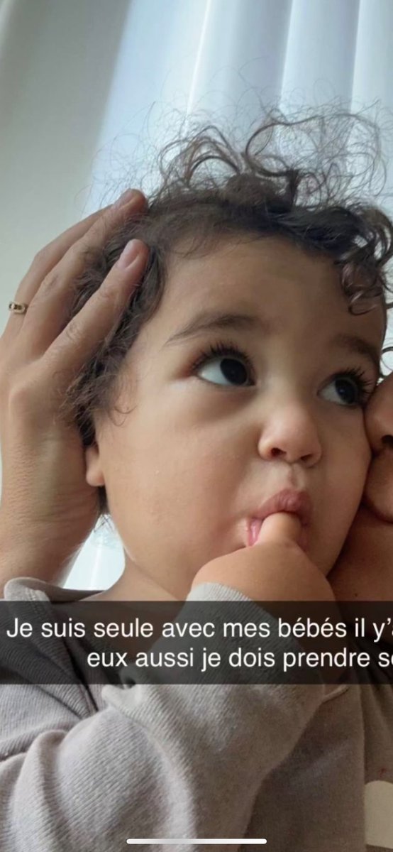 cassezebi's tweet photo. Ils sont tous cernés comme jaja dans cette famille #poupettekenza les dégâts des écrans et du coucher tardif pfff regarde comme tu nique tes enfants tu veux te ken ? Nique toi toute seule et gère tes enfants https://t.co/8m7BvtDYAl
