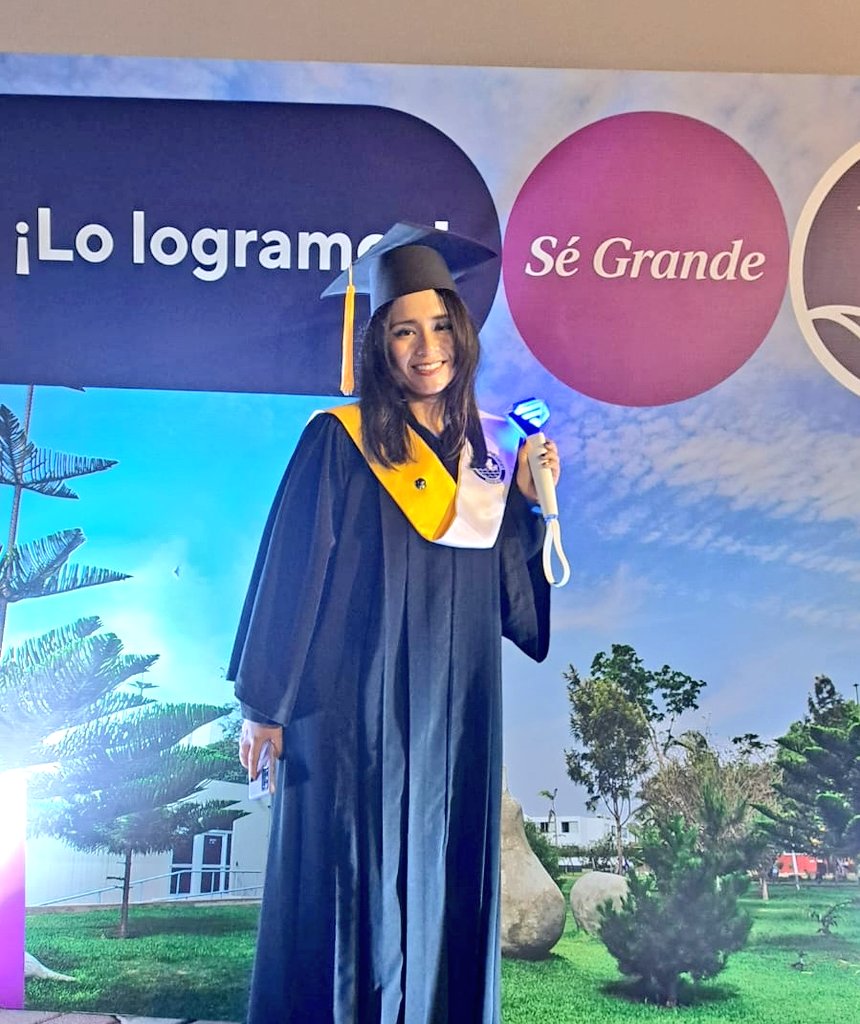 peru_claudia's tweet photo. Me "graduรฉ". ๐ฉโ๐ โค๏ธโ๐ฉน
Claramente, no podรญa faltar la Super Junior Lighstick o SuJuBong. ๐๐
#ELFpromotion #ELFgraduated #ELF #PeruELF #SUPERJUNIOR #์ํผ์ฃผ๋์ด #์ํ @SJofficial @pucp https://t.co/SC9eWNxllc