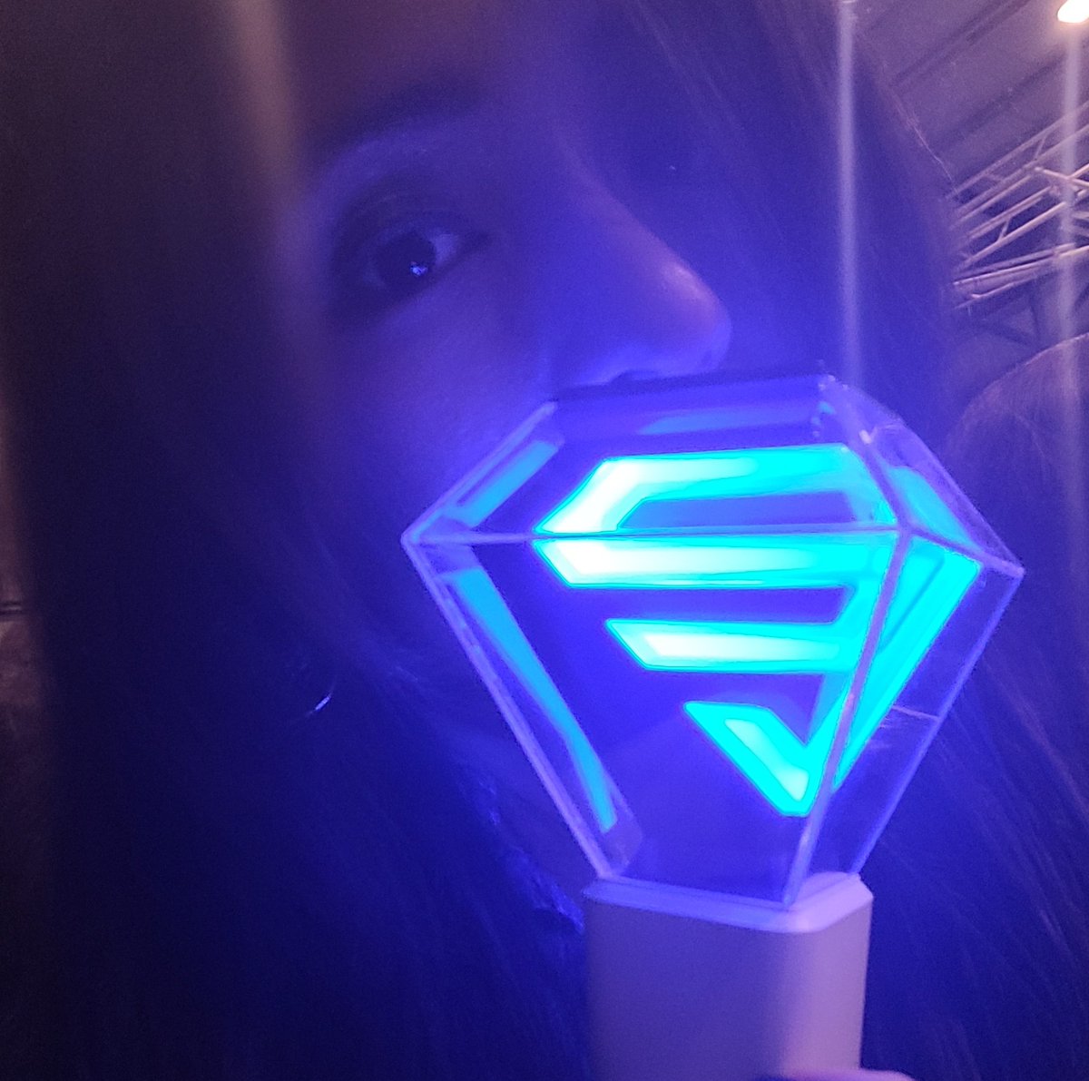 peru_claudia's tweet photo. Me "graduรฉ". ๐ฉโ๐ โค๏ธโ๐ฉน
Claramente, no podรญa faltar la Super Junior Lighstick o SuJuBong. ๐๐
#ELFpromotion #ELFgraduated #ELF #PeruELF #SUPERJUNIOR #์ํผ์ฃผ๋์ด #์ํ @SJofficial @pucp https://t.co/SC9eWNxllc