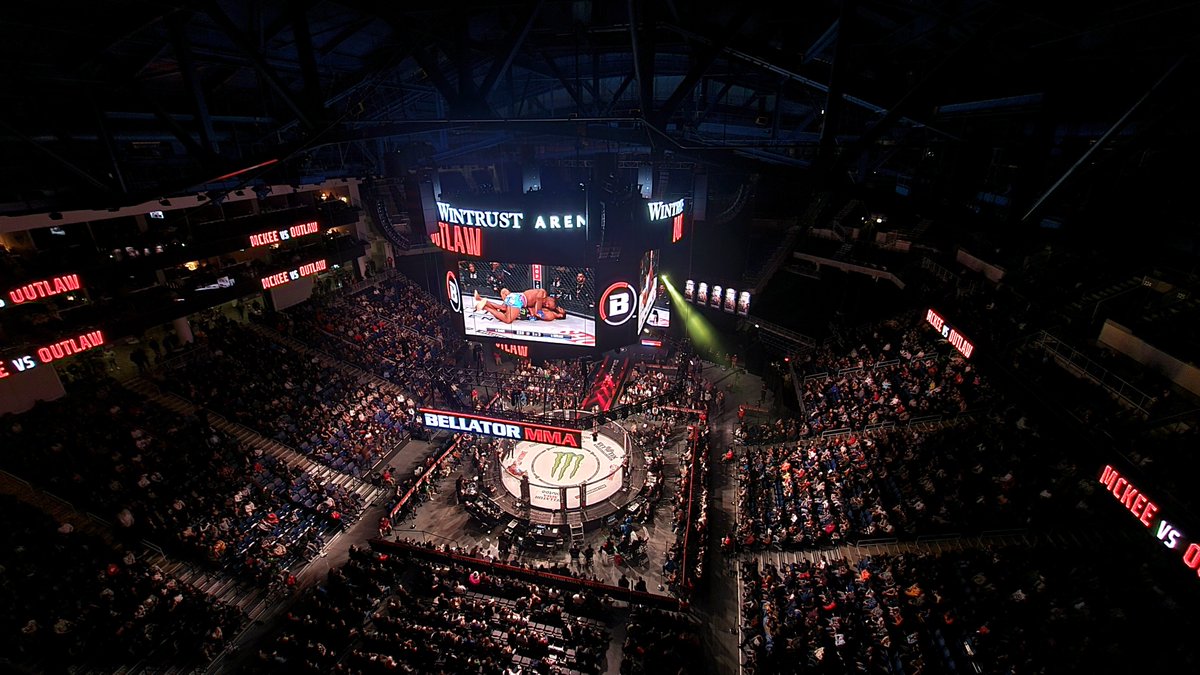 jgrohoske9's tweet image. Hello from the catwalk @WintrustArena for @BellatorMMA #Bellator301 #PerksOfTheJob