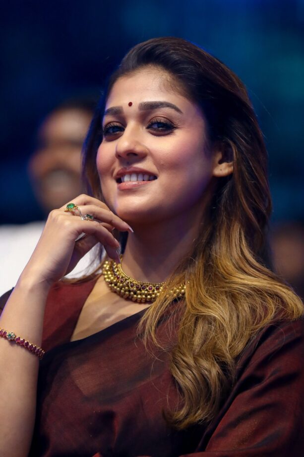 Nayan_1984's tweet photo. antha kanna paathaka love thaana thonatha 💕

#HBDLadySuperstarNayanthara #Nayanthara #LadySuperstarNayanthara https://t.co/dtH2RqZesI