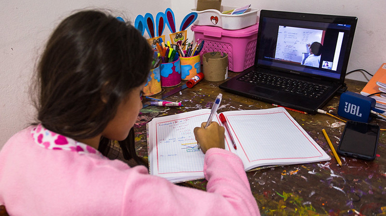DaisyLs842's tweet photo. @ZuTerrazas Como Trabajadores Sociales, generadores de cambio, debemos promover la adaptabilidad y aprovechamiento de la tecnología en los procesos educativos, buscando la disminución de la brecha digital @tictacdiplo #LasPrimeas #AccionesTrabajoSocial https://t.co/Bg3KCcBUiu