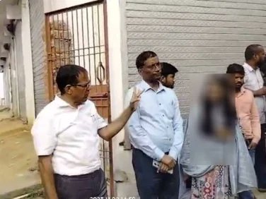 ShivamYadavjii's tweet photo. बस्ती , उत्तर प्रदेश 📌

मीडिया ने बड़ी ही चतुराई से इस खबर को छुपा लिया।

योगी के रामराज्य में प्रशासनिक पद पर बैठी महिला भी सुरक्षित नहीं है आम महिला की क्या स्थिति होगी आप कल्पना कीजिए।

बस्ती में महिला नायाब तहसीलदार के साथ एक तहसीलदार ने रेप की कोशिश की।

महिला तहसीलदार का आरोप -"मुझे थप्पड़ मारे-मेरे कपड़े फाड़े' - अपने दांतों से गाल,होठ,छाती और दोनों कंधों पर काटा मुझे फर्श पर गिरा कर मेरे साथ बलात्कार करने की कोशिश की"

यह सब एक अफसर के साथ हो रहा है। आम युवती या महिला कैसे सुरक्षित रहेगी यूपी में ? @myogiadityanath आप ही बताएं ?