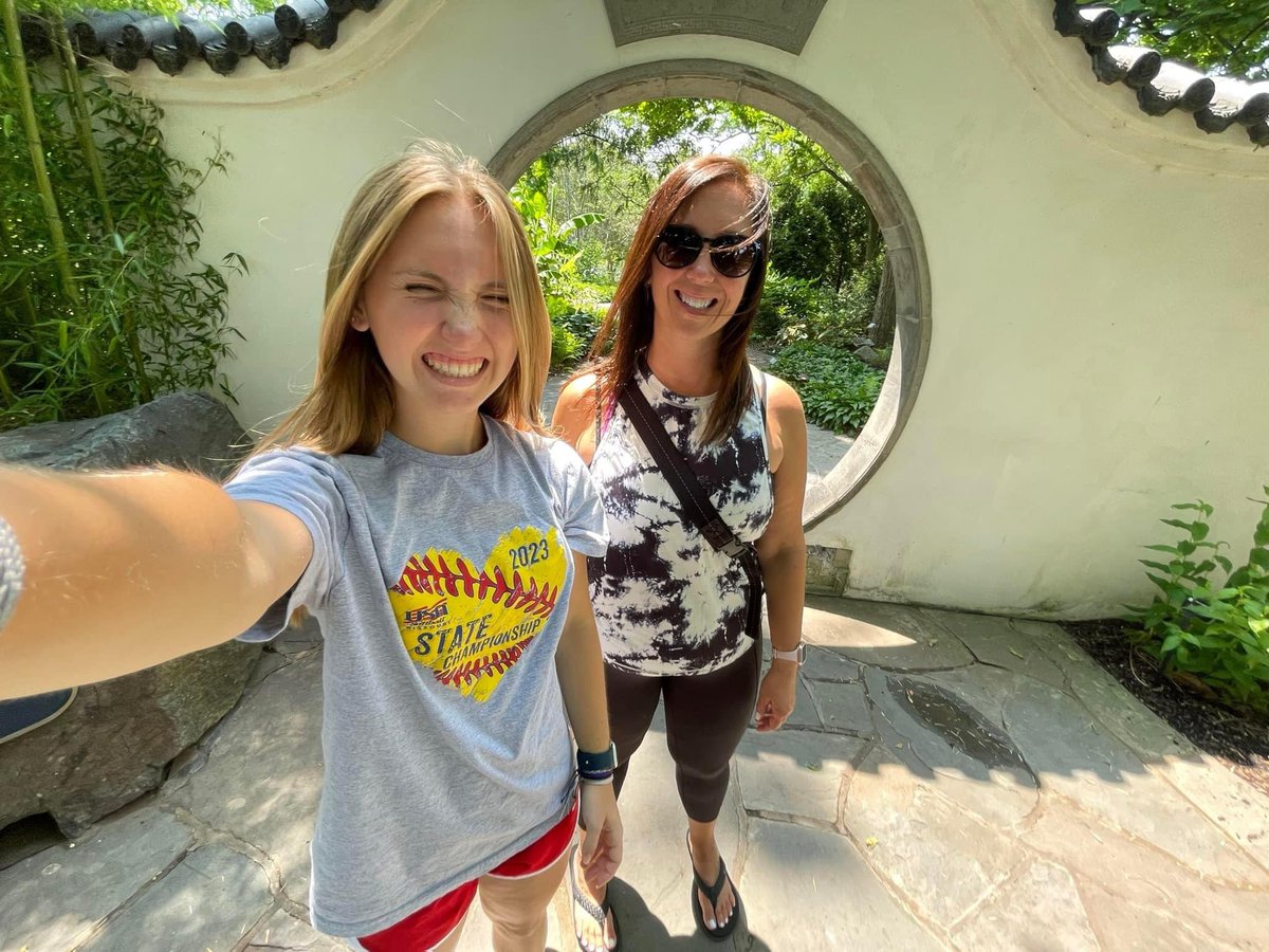 AubreyDibble's tweet photo. Day 15 of #gratitudevp Today I am grateful for my mom. She is always there for me when I need her and has taught me many lessons through life. I can for sure say I wouldn’t be where I am today without her. Today I encourage @McDonalds to post a gratitude snap! @RobardsVPHS https://t.co/1rzlE11agh