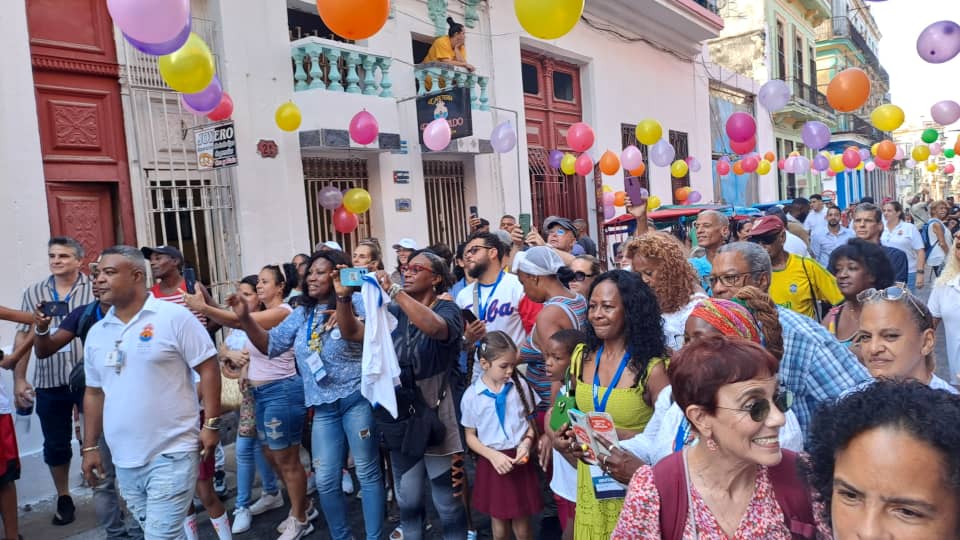 BrunoRguezP's tweet photo. Recibimos con satisfacción en nuestra capital🇨🇺 a compatriotas residentes en varias latitudes que participarán en la IV Conferencia "La Nación y la Emigración".

Serán jornadas de diálogo y patriotismo, en el empeño común de seguir afianzando los vínculos #JuntosXCuba. https://t.co/kXbutHgawg
