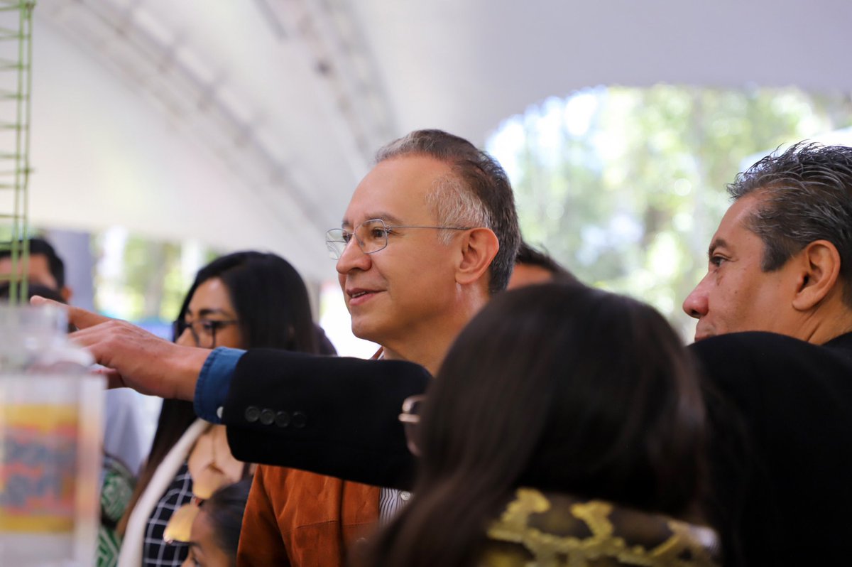 Me encuentro en la Alameda Central en nuestro 2° Festival Ambiental y Plantero, donde decenas de productores nos ofrecen una gran variedad de plantas al mejor precio; además de exposiciones de cactáceas, suculentas, plantas exóticas, conferencias especializadas, talleres