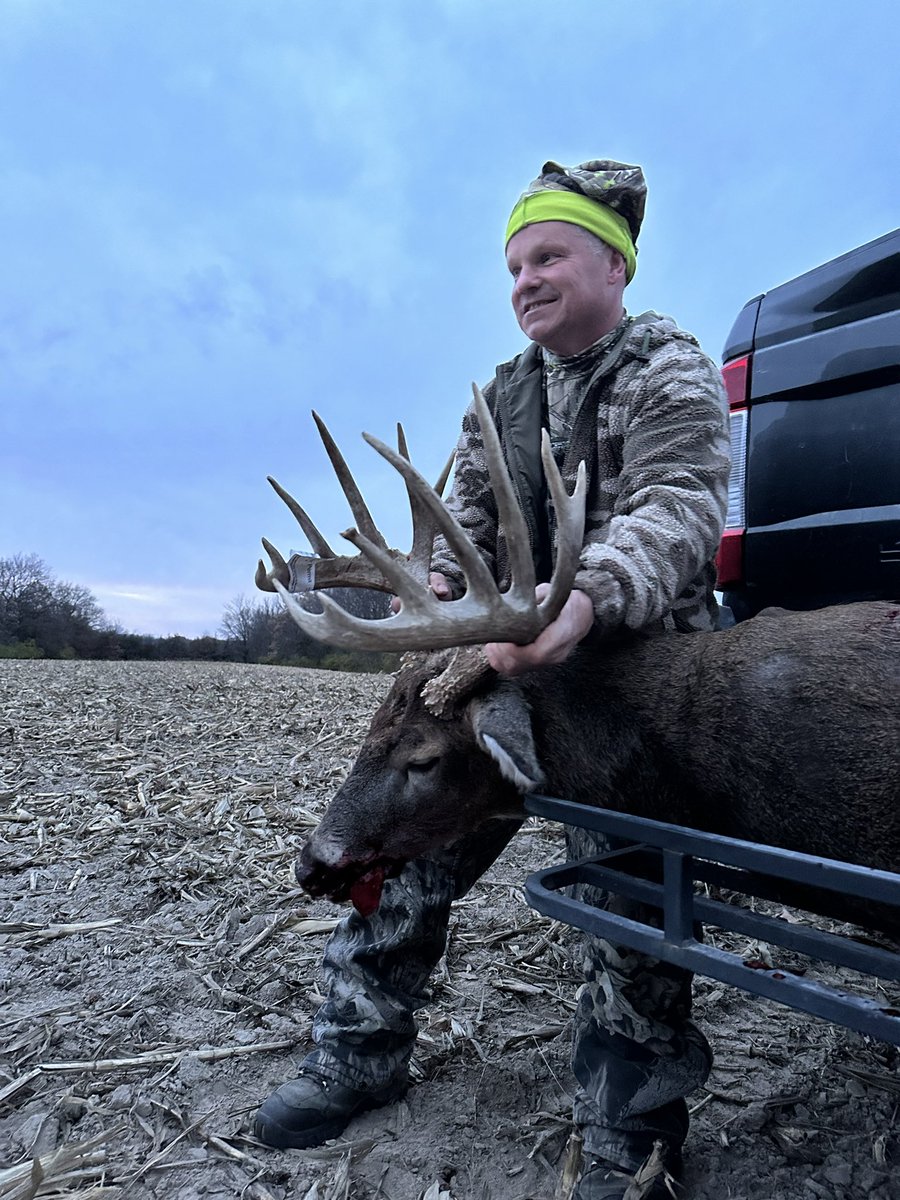 lovers_hunting's tweet photo. My buddy Jimmy got it done today in Illinois on his last bowhunt. Rifle starts tomorrow. @tabrell77 🦌🦌
#deerhunting #hunting #rosiehuntingtonwhiteley #coolhunting #huntingtrip #pheasanthunting #bearhunting #huntingday #jktfoodhunting #photohunting #huntinggirl https://t.co/tXX9f77qRk