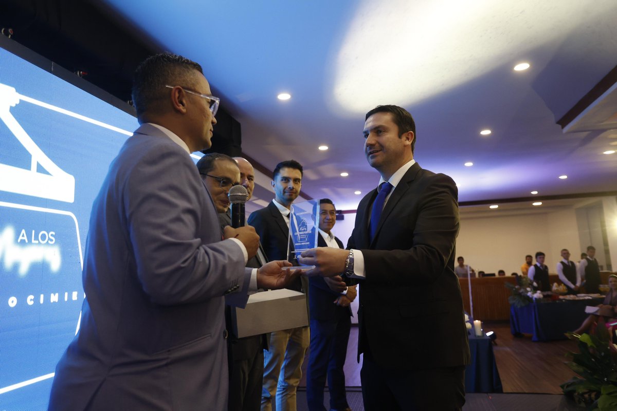 Alejo_ArangoC's tweet photo. Termino esta semana diciendo ¡GRACIAS! Como gerente de @Infimanizales, recibí 2 destacados reconocimientos para este gran instituto. 
1. Mayores Contribuyentes del Desarrollo de M/zales, otorgado por @SecHaciendaMzls Un honor haber podido ser parte del desarrollo de la ciudad. 🧵 https://t.co/uFzpZxlDYz