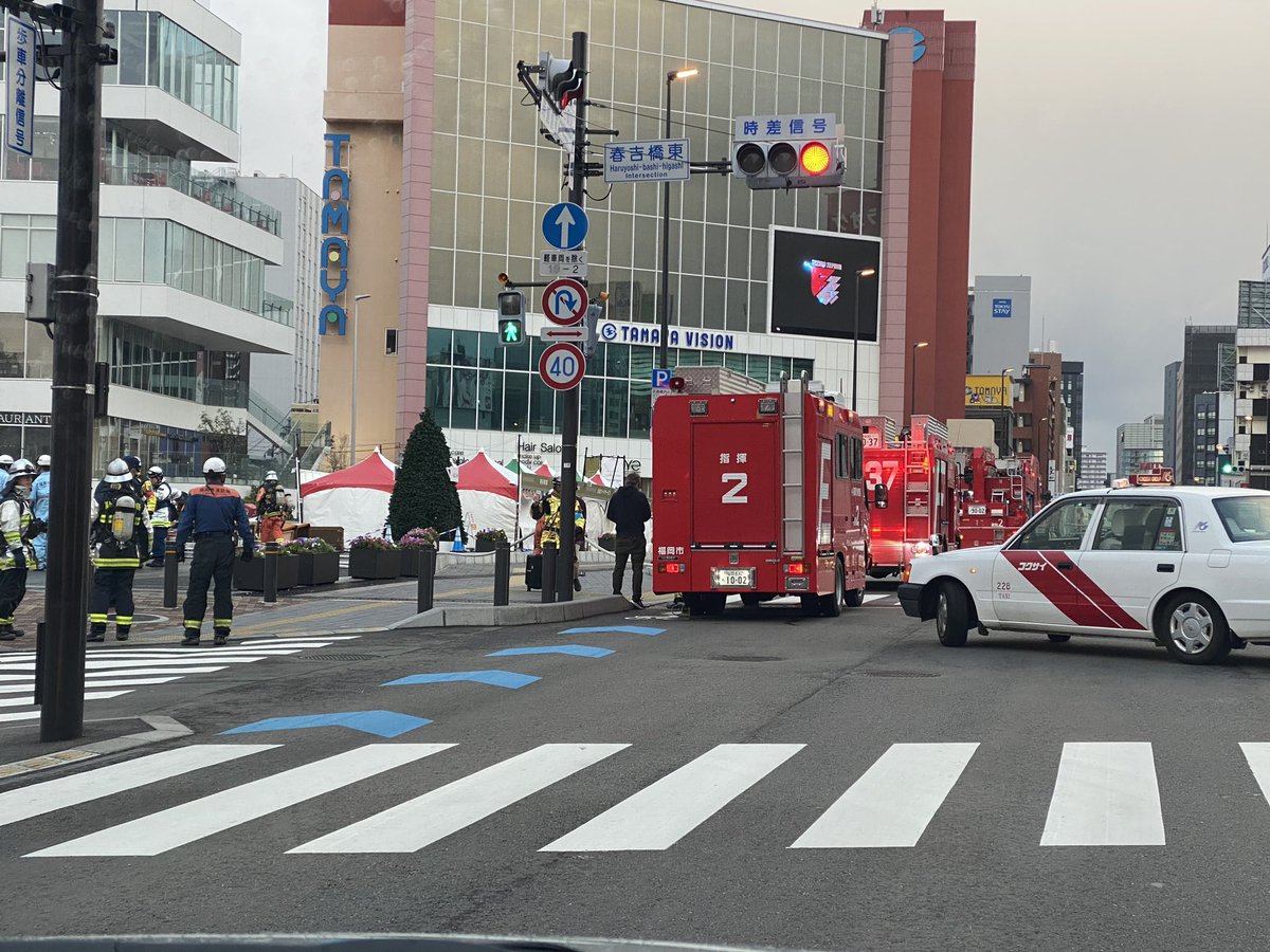 jin_in's tweet photo. 7時半前、中洲春吉橋で、消防車🚒、救急車🚑、パトカー🚓数台。イベント用のテントが強風で吹き飛ばされていたように見えた。 https://t.co/zroeExfME0