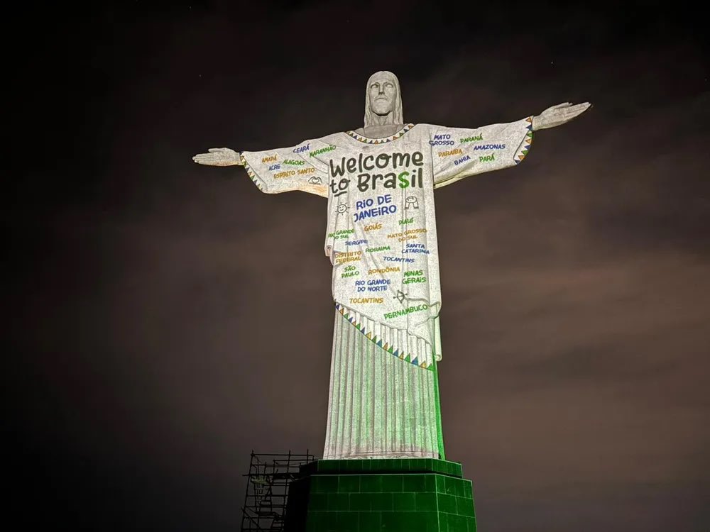 tracklist's tweet photo. ELA VIU! Taylor Swift agradece ao público brasileiro pela homenagem no Cristo Redentor. #RioDeJaneiroTSTheErasTour 

“Foi uma das coisas generosas que já fizeram por mim” https://t.co/gy7MI6ksxR