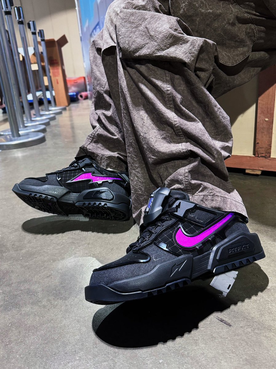 First Look of the VOID RTFKT x Nike Dunk Genesis. -@complexcon 18