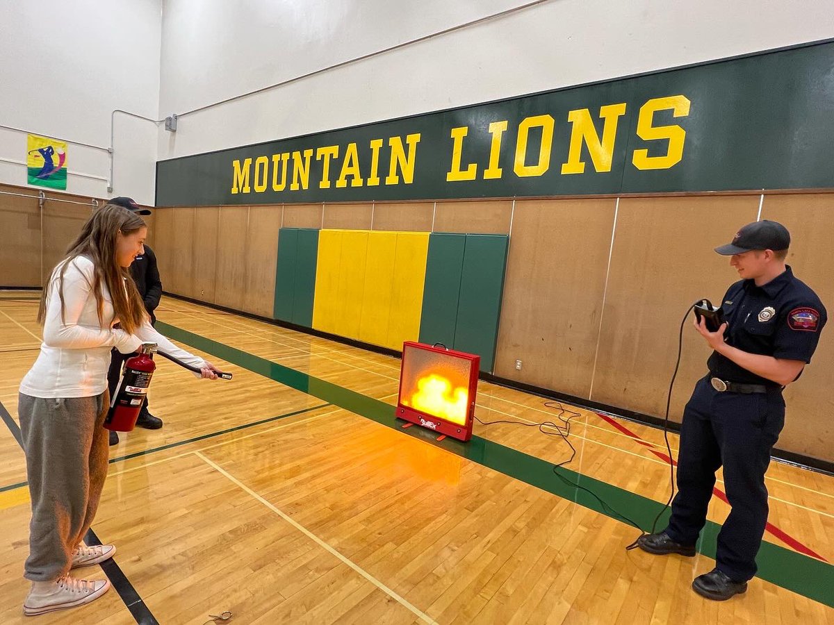 NLTahoeFire's tweet image. Friday’s are for fire extinguisher training at Incline Middle School. 
We may have played a game of knock out after.
Thanks for having us!

#FireExtinguisherTraining
#FireSafety
#Community
#nltfpd