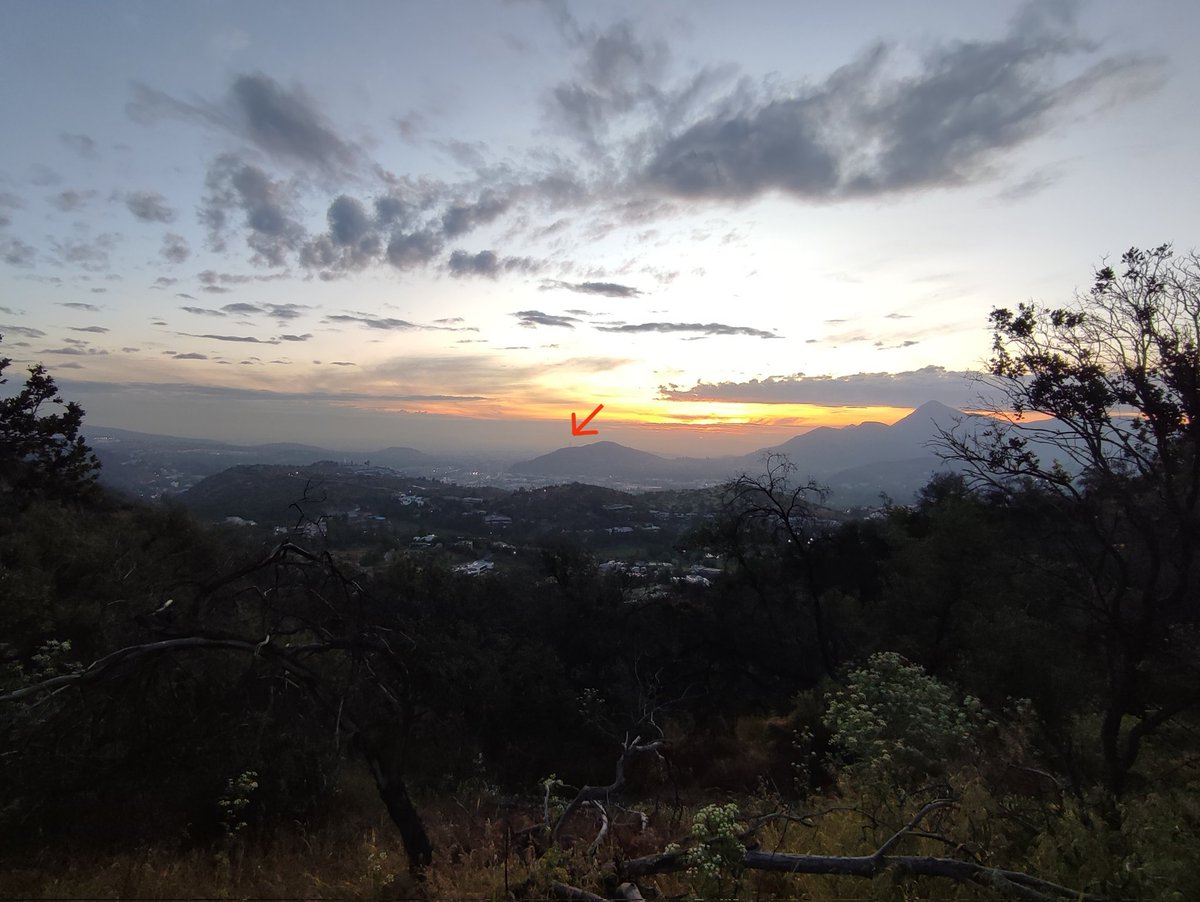 A quiet but polluted sunset at the beautiful #Santiago just after #ECR23
@IGACProject @IGAC_ECR conference.
(Hint on red arrow:  highest building of LatAm...)
#airpollution #atmoschem #GlobalSouth