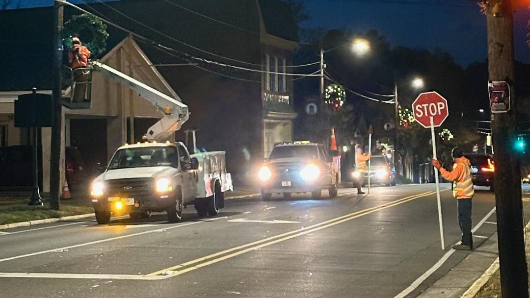 HillsboroughGov's tweet photo. Public Works employees installed wreaths this week, taking care to minimize traffic disruptions by working very early in the morning. They started installation work at 3 a.m. Tuesday. They also installed the holiday tree on the lawn of the Old Orange County Courthouse this week. https://t.co/REDMwexbJP