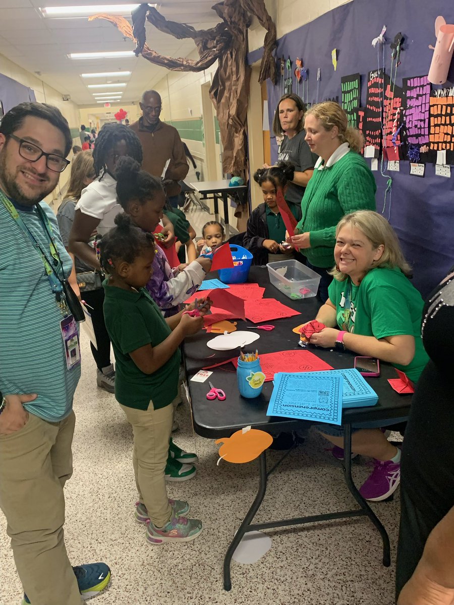 SWES_Station's tweet image. We celebrated @SCCPSS Literacy Week with family‼️🎉SWES families enjoyed playing interactive literacy games to encourage reading at home this week. #Gatornation #GatorsLead