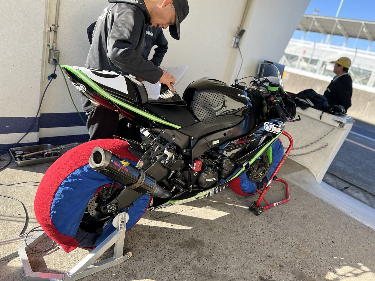 o_kyosuke57's tweet photo. おはようございます☀️
今日は筑波ツーリストトロフィー最終戦です🏁
この後、8時50分から斎藤選手の予選🕰️
ちょっとウェットパッチが残ってるみたいですが、レコードラインは乾きそう。
#筑波ツーリストトロフィー #teammf #zx6r https://t.co/BOnSe8AYKe