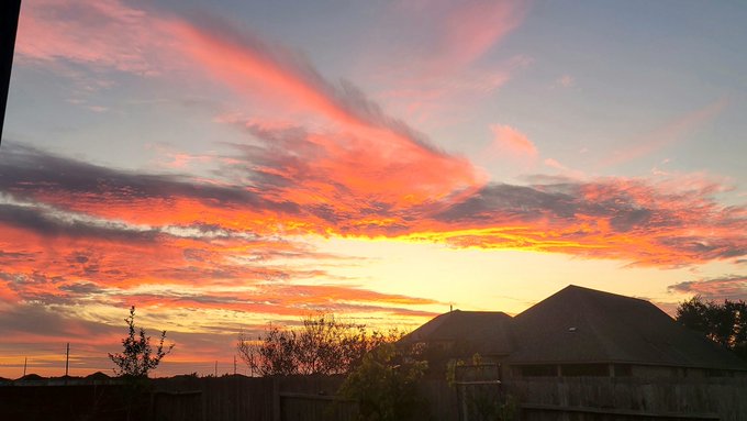 Had to rush outside and get this amazing sunset! https://t.co/uMWDGS1xbN<a href="/tag/mvsales"class="tags"><span>#mvsales</span></a>