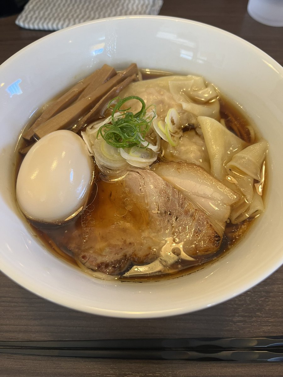 menmen2022's tweet photo. ドレスに惹かれてやってきたら、極上の特製醤油に出会った。ワンタンまで入って大満足。売り切れてた特製塩も気になったので、また行きたい。

#麦づら
#千葉市若葉区 https://t.co/trUgwd1qQy