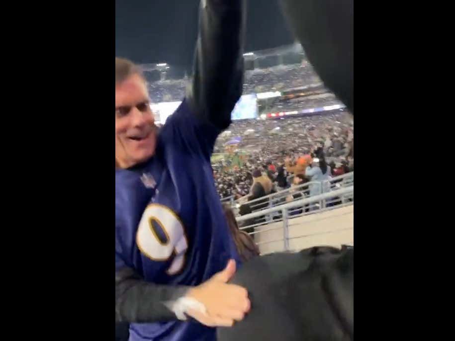 barstoolsports's tweet photo. Someones Dad Was Having The Time of His Life Last Night Smacking Some Girls Ass At The Ravens Game https://t.co/wUiMKzx3xI https://t.co/FtcXuHr4zG