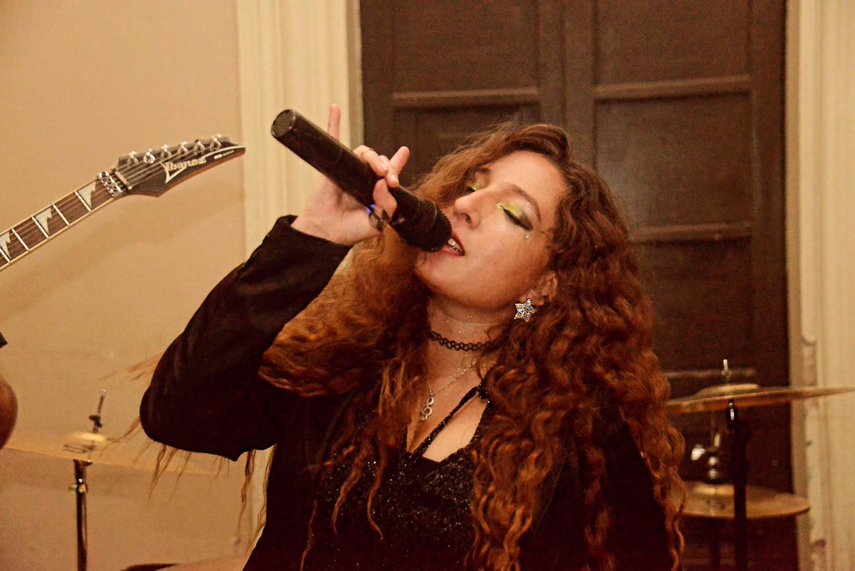 RabelRockk's tweet photo. Cantando con pasión. ❤️
#Anagrama https://t.co/zOxNtkyZRo