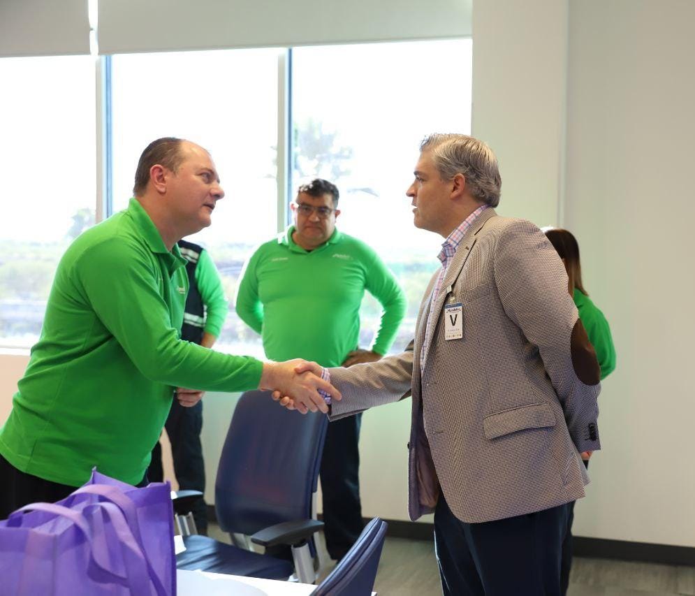 ivanrivasrdz's tweet photo. La fábrica más grande de galletas de Mondeléz @MDLZ  está en Nuevo León.
Hoy tuvimos reunión con sus directivos; platicamos de que si a ellos les va bien, habrá más empleos para nuestra gente. https://t.co/y3tKYUlpL3