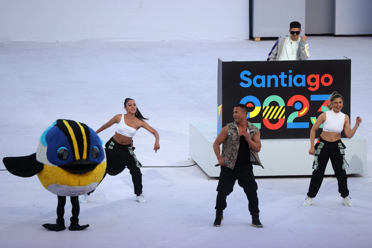 ✨😁👋🏽 Fiu: “¿Me extrañaban? ¡He vuelto!”

🙋🏻 ¡Hola! Soy la mascota oficial de los #JuegosPanamericanos y #JuegosParapanamericanos #Santiago2023. 

Estoy aquí con todo mi entusiasmo para dar la bienvenida a mis queridos amigos Para atletas, quienes hoy comienzan a vivir el evento