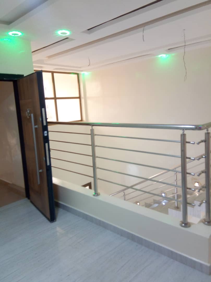 IMMOSENSarl's tweet photo. 📷 LOCATION
  Un duplex F5 à louer à #almadies2
📷Rez de chaussée :
📷2 patios, 1 Grand salon 1 cuisine, 1 toilette visiteur
📷1Chambre avec salle de bain
📷1er Etage :
📷1 Chambre parent avec  salle de bain
📷2 Chambres  avec  salles de bains
📷 PRIX  : 500 000 FCFA https://t.co/v2SHxM5xDQ