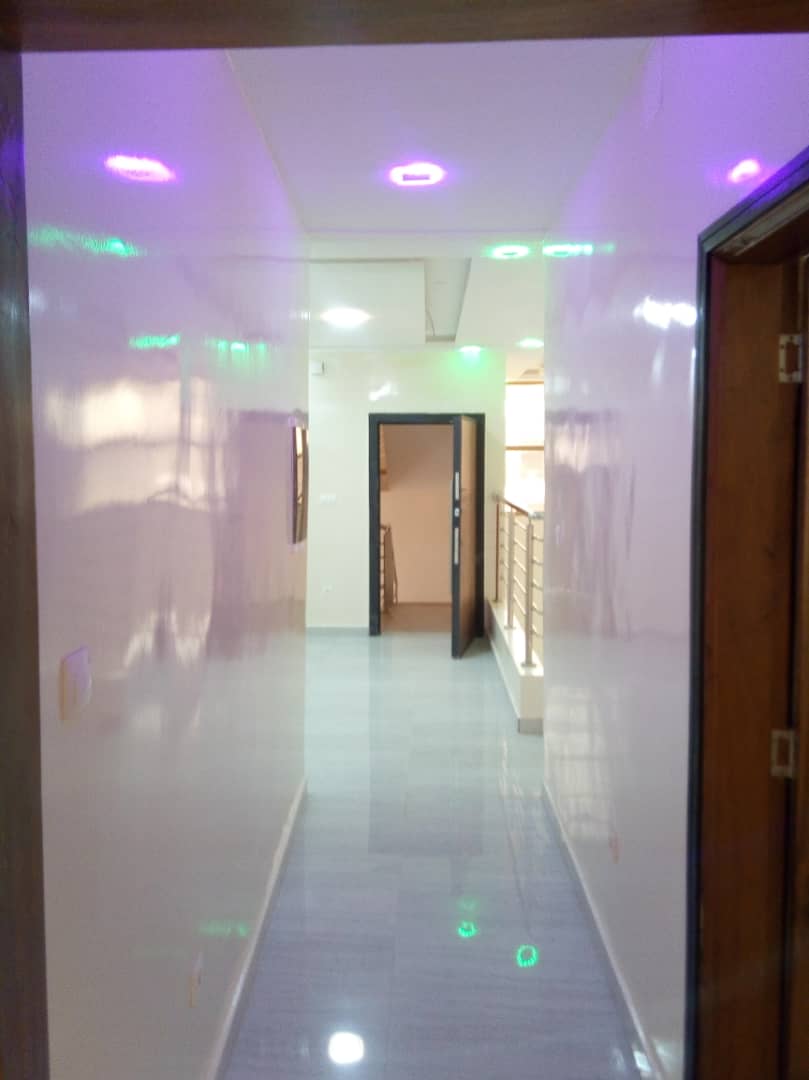IMMOSENSarl's tweet photo. 📷 LOCATION
  Un duplex F5 à louer à #almadies2
📷Rez de chaussée :
📷2 patios, 1 Grand salon 1 cuisine, 1 toilette visiteur
📷1Chambre avec salle de bain
📷1er Etage :
📷1 Chambre parent avec  salle de bain
📷2 Chambres  avec  salles de bains
📷 PRIX  : 500 000 FCFA https://t.co/v2SHxM5xDQ