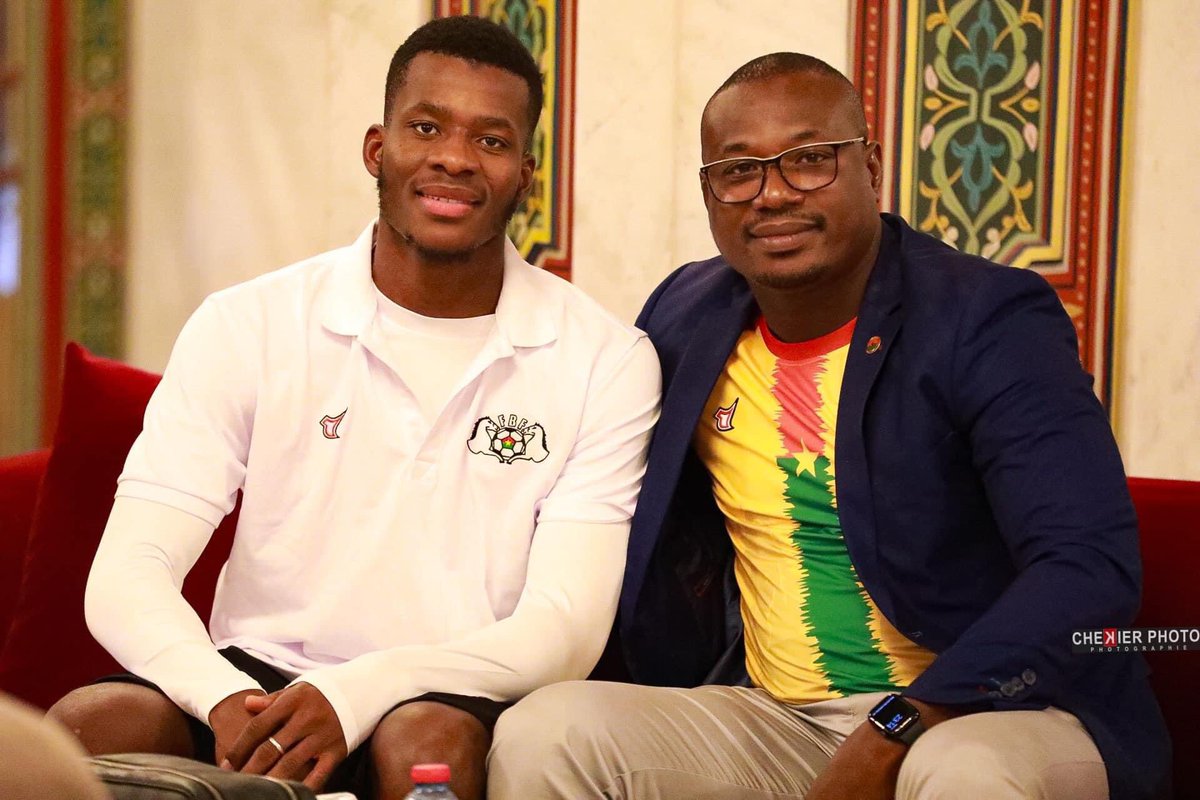 fasosports18's tweet image. Dango OUATTARA en compagnie de son père après le match.

📸Chekier 
#FasoSports