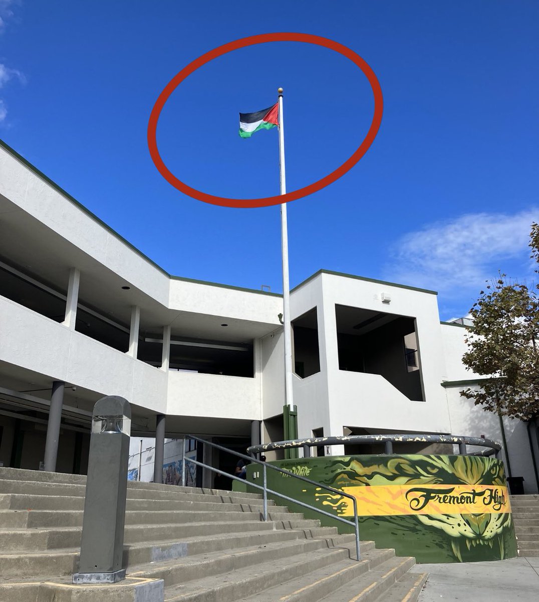 🚨 Fremont High School in Oakland, California REMOVES U.S. flag and replaces it with a Palestine flag 🇵🇸 #Gaza #FreePalestine