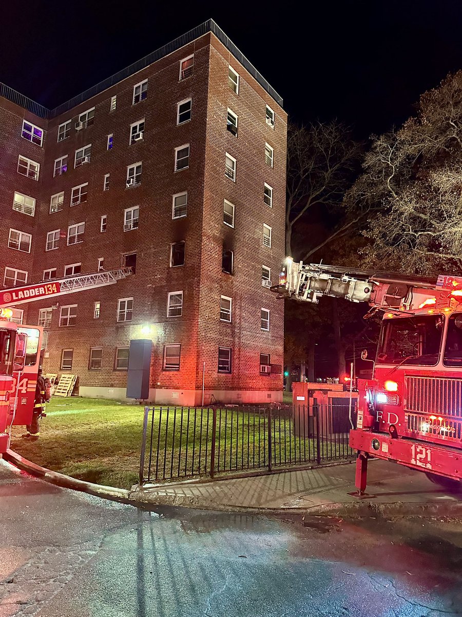 E265L121B47's tweet photo. Last night, #BestOnTheBeach’s #Engine265, #Ladder121 &amp; #Battalion47; and #TheBigHouse’s #Engine264, #Engine328 &amp; #Ladder134 operated at the scene of an apartment fire in a multiple dwelling on Beach Channel Dr., Far Rockaway, Queens, New York. #fdny https://t.co/SoADhKxtxA
