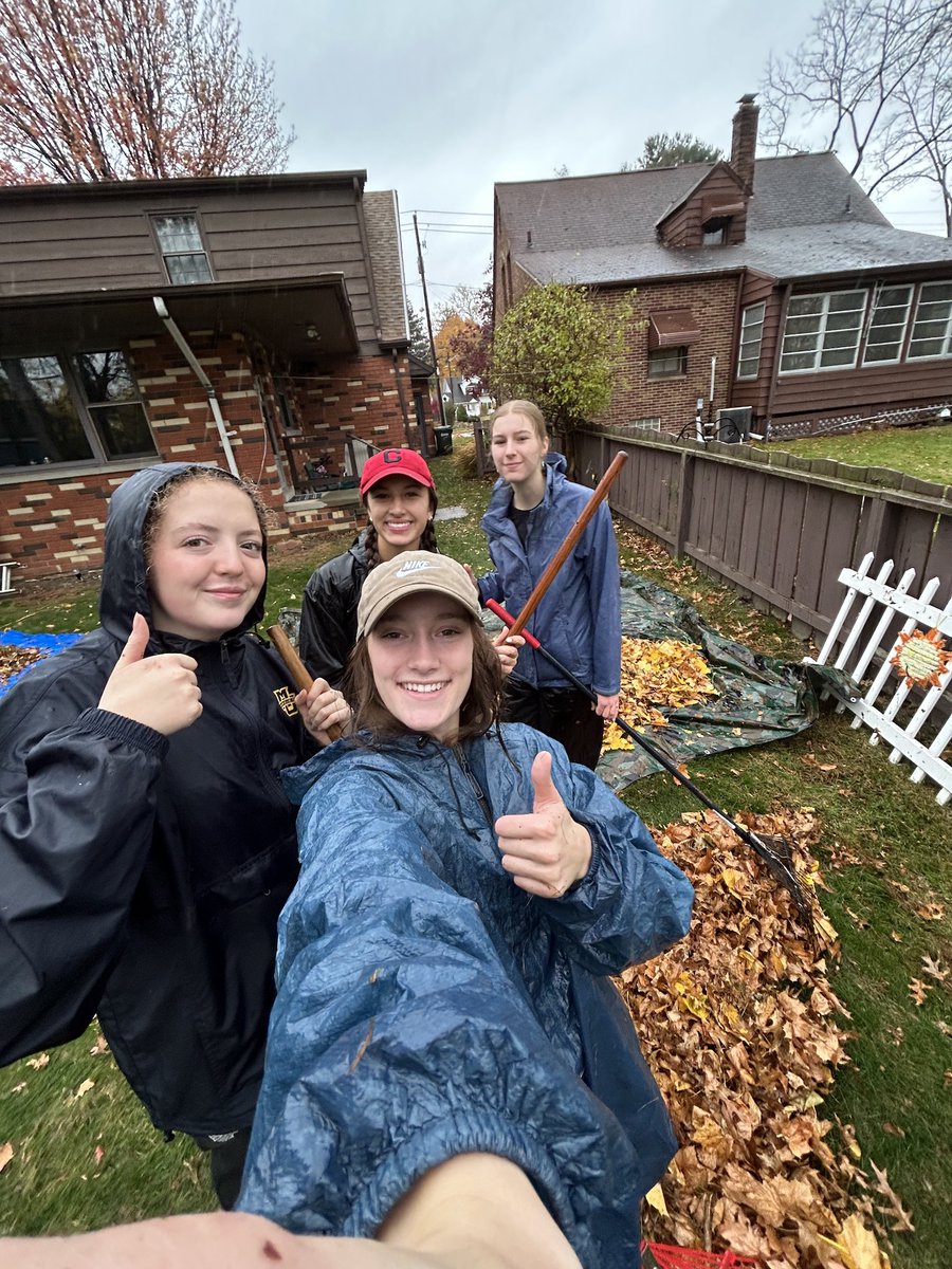 FPSchools's tweet photo. Class of 2024 showed #WarriorPride by volunteering for Seniors Helping Seniors. 22 FHS senior teams cleaned up 71 yards in Fairview Park—a fantastic way these students give back to their community. Great work!

#Serve #Collaborate https://t.co/IcvAd8agvo