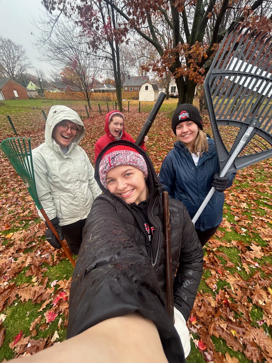 FPSchools's tweet photo. Class of 2024 showed #WarriorPride by volunteering for Seniors Helping Seniors. 22 FHS senior teams cleaned up 71 yards in Fairview Park—a fantastic way these students give back to their community. Great work!

#Serve #Collaborate https://t.co/IcvAd8agvo