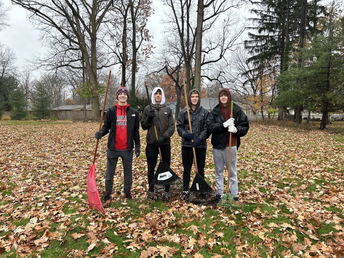 FPSchools's tweet photo. Class of 2024 showed #WarriorPride by volunteering for Seniors Helping Seniors. 22 FHS senior teams cleaned up 71 yards in Fairview Park—a fantastic way these students give back to their community. Great work!

#Serve #Collaborate https://t.co/IcvAd8agvo